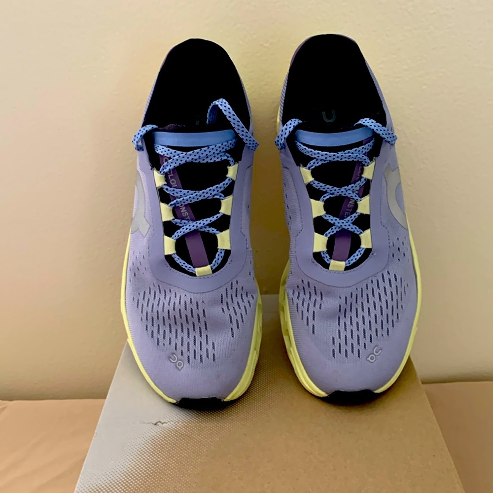 QC Women’s 8.5 Cloudmonster tennis shoes